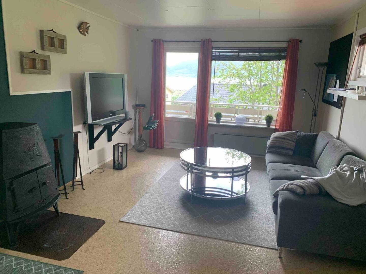 Leilighet Med Balkong Og Havutsikt Pa Napp. Extérieur photo